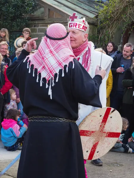 Hebden Köprüsü, Batı Yorkshire, Birleşik Krallık - 29 Mart 2024: Heptonstall West Yorkshire 'daki Weaver Meydanı' nda geleneksel iyi Cuma temposunda oyuncular ve seyirciler