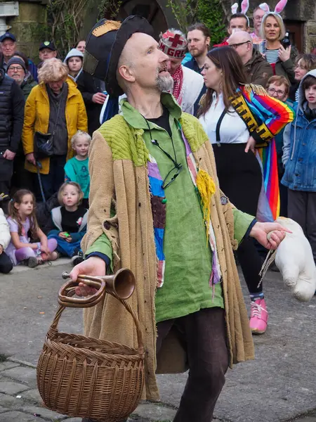 Hebden Köprüsü, Batı Yorkshire, Birleşik Krallık - 29 Mart 2024: Heptonstall West Yorkshire 'daki Weaver Meydanı' nda geleneksel iyi Cuma temposunda oyuncular ve seyirciler