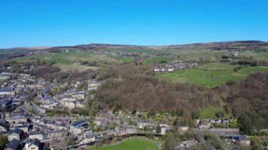 Batı Yorkshire 'daki Hebden Köprüsü' nün bir bahar günü mavi güneşli gökyüzü ile çekilmiş insansız hava aracı görüntüleri.