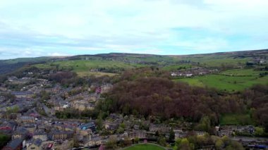 Hebden Köprüsü 'nün hava aracı görüntüleri arka planda Calder Vadisi tepeleri olan binaları ve yolları gösteriyor.