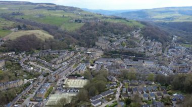 Panoramik insansız hava aracı görüntüsü ya da batı York 'taki Hebden Köprüsü' nün çevresindeki Calderdale kırsalında.