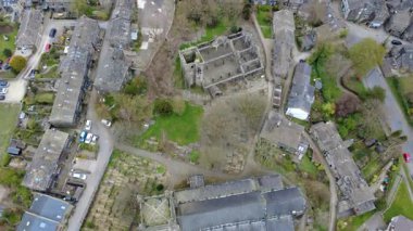 Batı Yorkshire 'daki Heptonstall köyünün yıkılmış kilisesi ve çevresindeki sokaklarla insansız hava aracı görüntüsü.