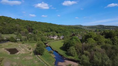 Hava aracı görüntüsü batı Yorkshire 'daki köye doğru bakıyor. 