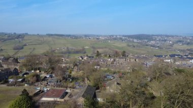 Yeşil ağaçlar ve tarlalarla köyün güzel manzarası.