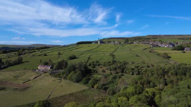 Yeşil ağaçlar ve tarlalarla güzel bir kır manzarası.