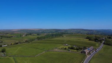 Yeşil ağaçlar ve tarlalarla güzel bir kır manzarası.