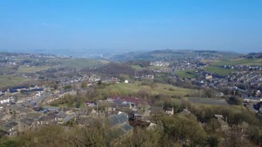 Batı Yorkshire 'daki Howarth kasabasının insansız hava aracı görüntüsü Oakworth ve Keighley uzaktan görülebiliyor.      