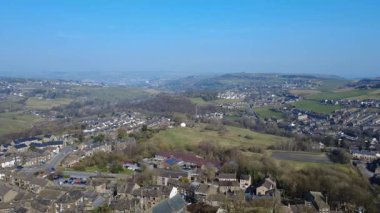 Batı Yorkshire 'daki Howarth kasabasının insansız hava aracı görüntüsü Oakworth ve Keighley uzaktan görülebiliyor.      