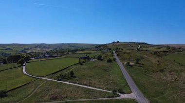 Slack Bottom Heptonstall yolundaki hava aracının uzaktan Heptonstall köyü ile manzaralı Pennine manzarası.        