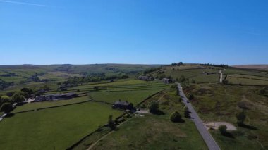 Slack Bottom Heptonstall yolundaki hava aracının uzaktan Heptonstall köyü ile manzaralı Pennine manzarası.          