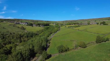Tepelerin arasından eski yolun havadan görünüşü