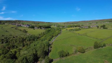 Tepelerin arasından eski yolun havadan görünüşü