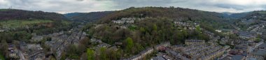 Hebden Köprüsü 'nün havadan geniş panoramik manzarası Calderdale manzaralı caddeleri ve evleri gösteriyor.