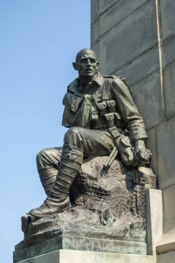 Lytham St Annes, Lancashire, Birleşik Krallık - 04 Haziran 2025: Lytham Aziz Annes 'deki Ashton bahçelerindeki savaş anıtındaki bir askerin heykeli