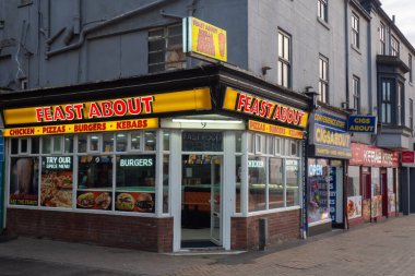 Blackpool, Lancashire, İngiltere - 06 Haziran 2025: Queens Square Blackpool 'da pizza, kebap, tavuk ve hamburger satan tipik bir fast food siparişi hakkında şölen