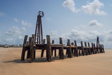 St. Annes Rıhtımı 'nın eski harabe iniş sahnesi. Eskiden yaz güneşinde sahilde yolcu gemileri için rıhtım olarak kullanılırdı.