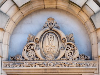 Bradford, Batı Yorkshire, Birleşik Krallık - 18 Mart 2025: Bradford küçük Almanya bölgesinde kapı aralarına oyulmuş eski taş iş baş harfleri