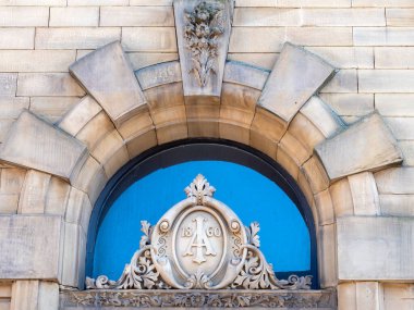 Bradford, Batı Yorkshire, Birleşik Krallık - 18 Mart 2025: Bradford küçük Almanya bölgesinde kapı aralarına oyulmuş eski taş iş baş harfleri