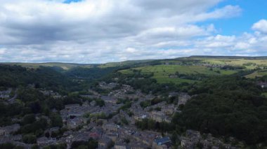 Hebden Köprüsü, batı Yorkshire 'daki Calder Vadisi' nin yukarısında yer almaktadır.