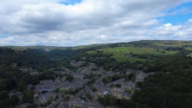 Hebden Köprüsü, batı Yorkshire 'daki Calder Vadisi' nin yukarısında yer almaktadır.