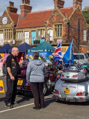 Scarborough, Kuzey Yorkshire Birleşik Krallık - 14 Eylül 2024: 2024 Goldwing Işık Geçidi 'nden önce Honda Goldwing bisikletleri ve Trikes' e bakan insanlar