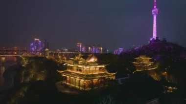 Wuhan Hanyang Nehri plajı Qingchuan Pavyonu Parkı ve kiraz çiçeği manzarası