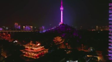 Wuhan Hanyang Nehri plajı Qingchuan Pavyonu Parkı ve kiraz çiçeği manzarası