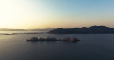 Luoyan Adası Sahne Bölgesi, Doğu Gölü, Wuhan 'da sonbahar manzarası.