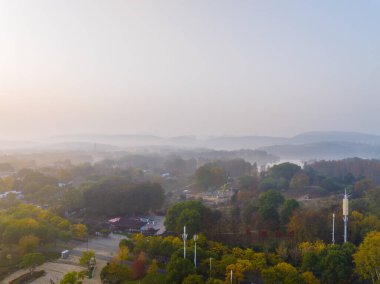 Wuhan Doğu Gölü Moshan Manzarası Sonbahar Sabahı Sisli Sahne