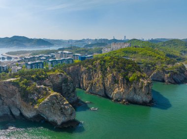 Dalian, Liaoning, Çin 'deki Binhai Yolu' nun bahar deniz manzarası.