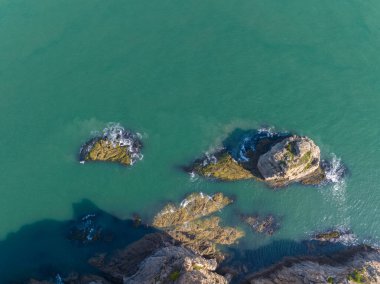 Dalian, Liaoning, Çin 'deki Binhai Yolu' nun bahar deniz manzarası.