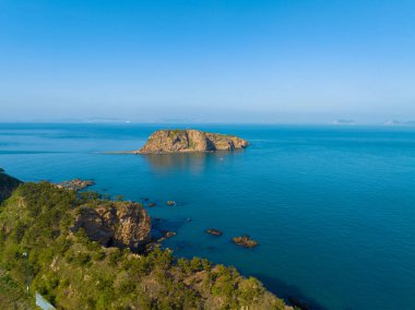 Dalian, Liaoning, Çin 'deki Binhai Yolu' nun bahar deniz manzarası.