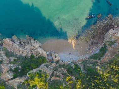 Dalian, Liaoning, Çin 'deki Binhai Yolu' nun bahar deniz manzarası.