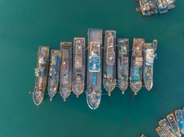 Dalian, Liaoning, Çin 'deki Binhai Yolu' nun bahar deniz manzarası.