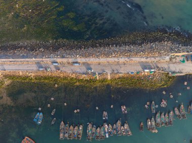Dalian, Liaoning, Çin 'deki Binhai Yolu' nun bahar deniz manzarası.
