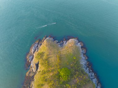 Dalian, Liaoning, Çin 'deki Binhai Yolu' nun bahar deniz manzarası.