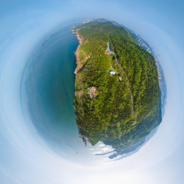 Dalian, Liaoning, Çin 'deki Binhai Yolu' nun bahar deniz manzarası.