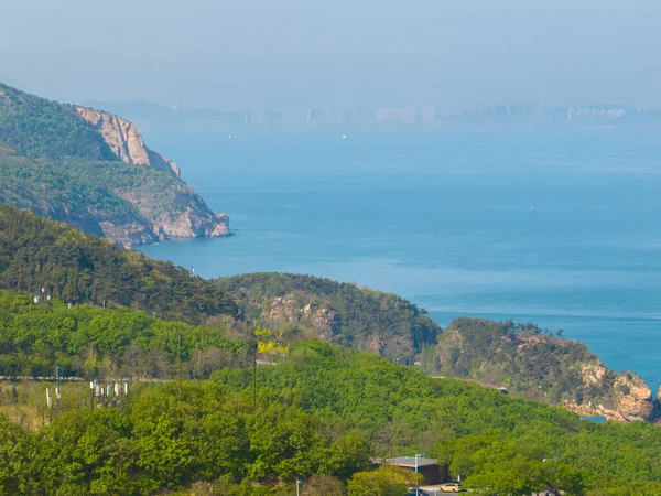 Dalian, Liaoning, Çin 'deki Binhai Yolu' nun bahar deniz manzarası.