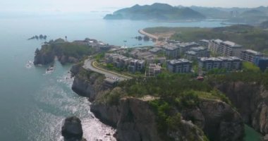 Dalian, Liaoning, Çin 'deki Binhai Yolu' nun bahar deniz manzarası.