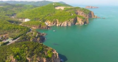 Dalian, Liaoning, Çin 'deki Binhai Yolu' nun bahar deniz manzarası.