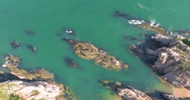 Dalian, Liaoning, Çin 'deki Binhai Yolu' nun bahar deniz manzarası.