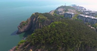 Dalian, Liaoning, Çin 'deki Binhai Yolu' nun bahar deniz manzarası.