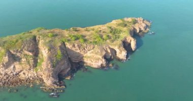 Dalian, Liaoning, Çin 'deki Binhai Yolu' nun bahar deniz manzarası.