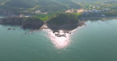 Dalian, Liaoning, Çin 'deki Binhai Yolu' nun bahar deniz manzarası.