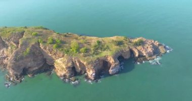 Dalian, Liaoning, Çin 'deki Binhai Yolu' nun bahar deniz manzarası.