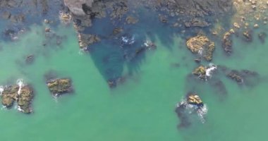 Dalian, Liaoning, Çin 'deki Binhai Yolu' nun bahar deniz manzarası.