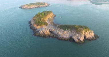 Dalian, Liaoning, Çin 'deki Binhai Yolu' nun bahar deniz manzarası.