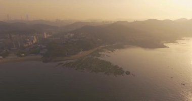 Dalian, Liaoning, Çin 'deki Binhai Yolu' nun bahar deniz manzarası.