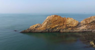 Dalian, Liaoning, Çin 'deki Binhai Yolu' nun bahar deniz manzarası.