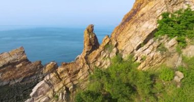 Dalian, Liaoning, Çin 'deki Binhai Yolu' nun bahar deniz manzarası.